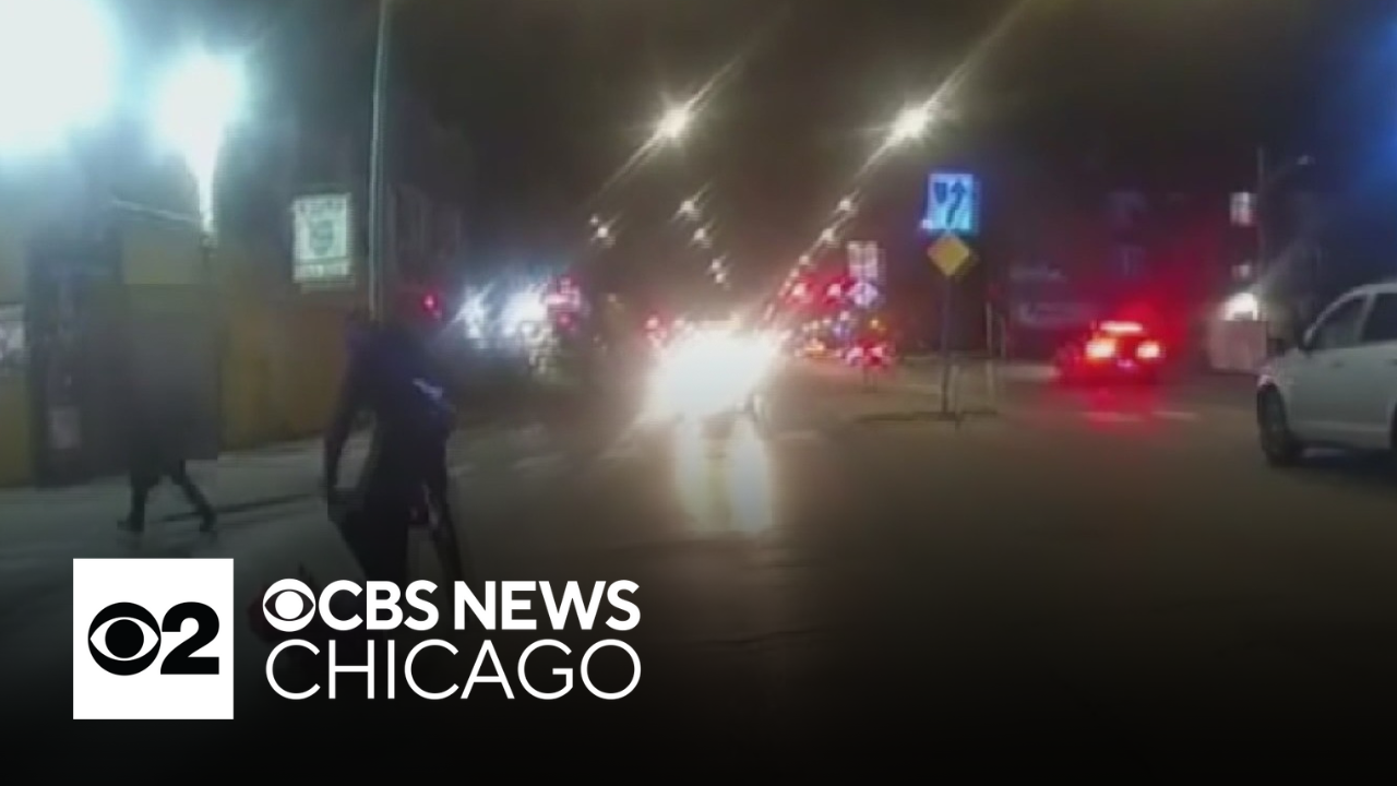 New video shows Chicago police shooting that killed stabbing suspect ...