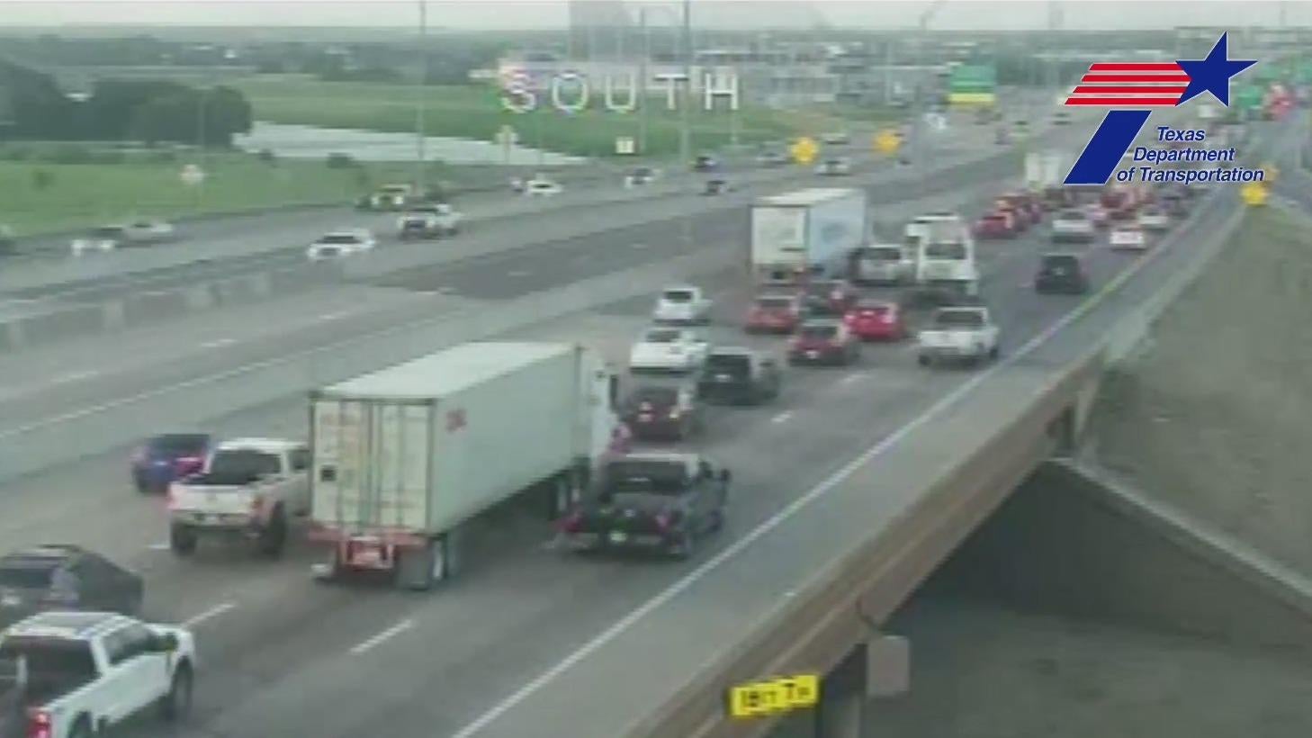 1 person dead after crash on I-35W in Fort Worth - CBS Texas