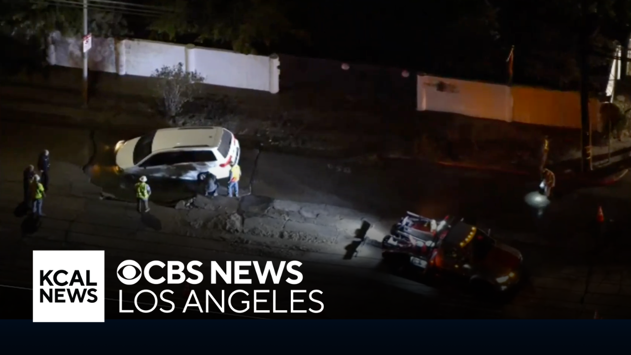 Broken water main causes sinkhole to open on Tarzana street - CBS Los ...