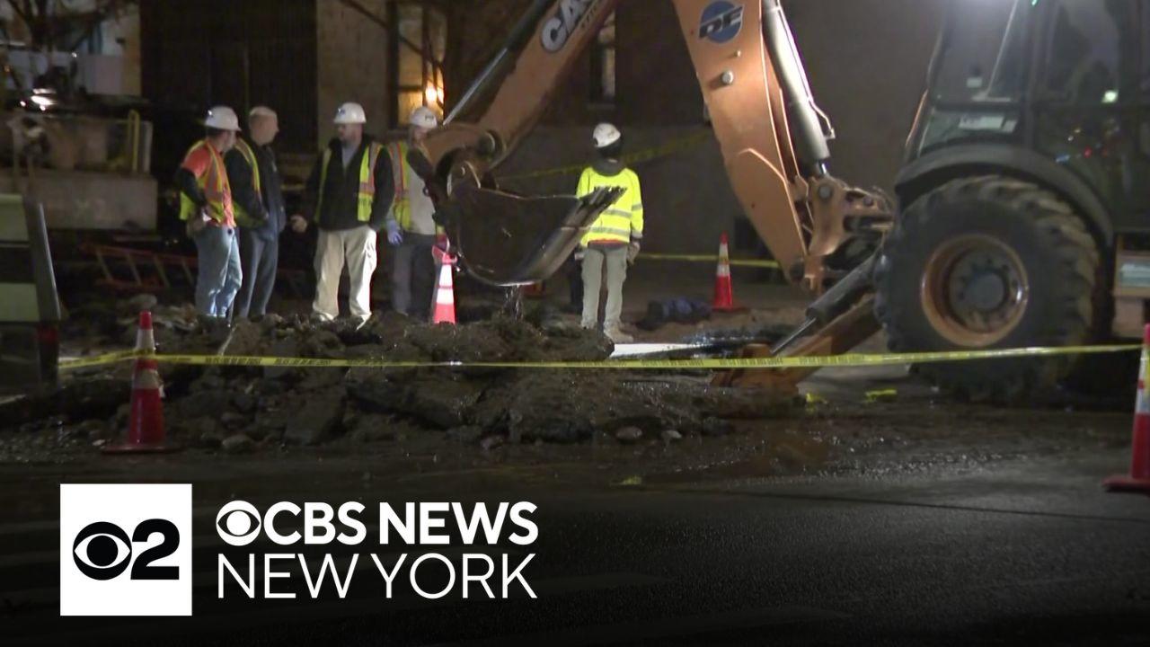 Subway service restored after Upper West Side water main break - CBS ...
