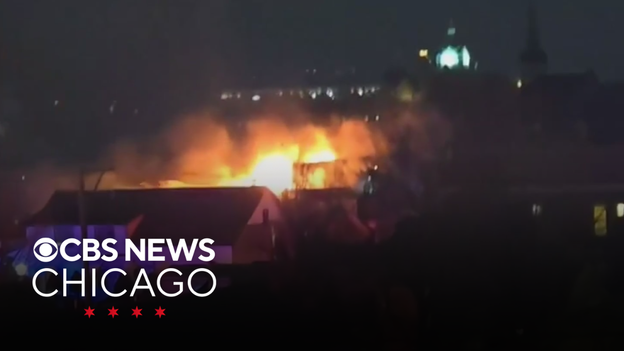 Fire rips through house in Chicago's Bridgeport neighborhood - CBS Chicago