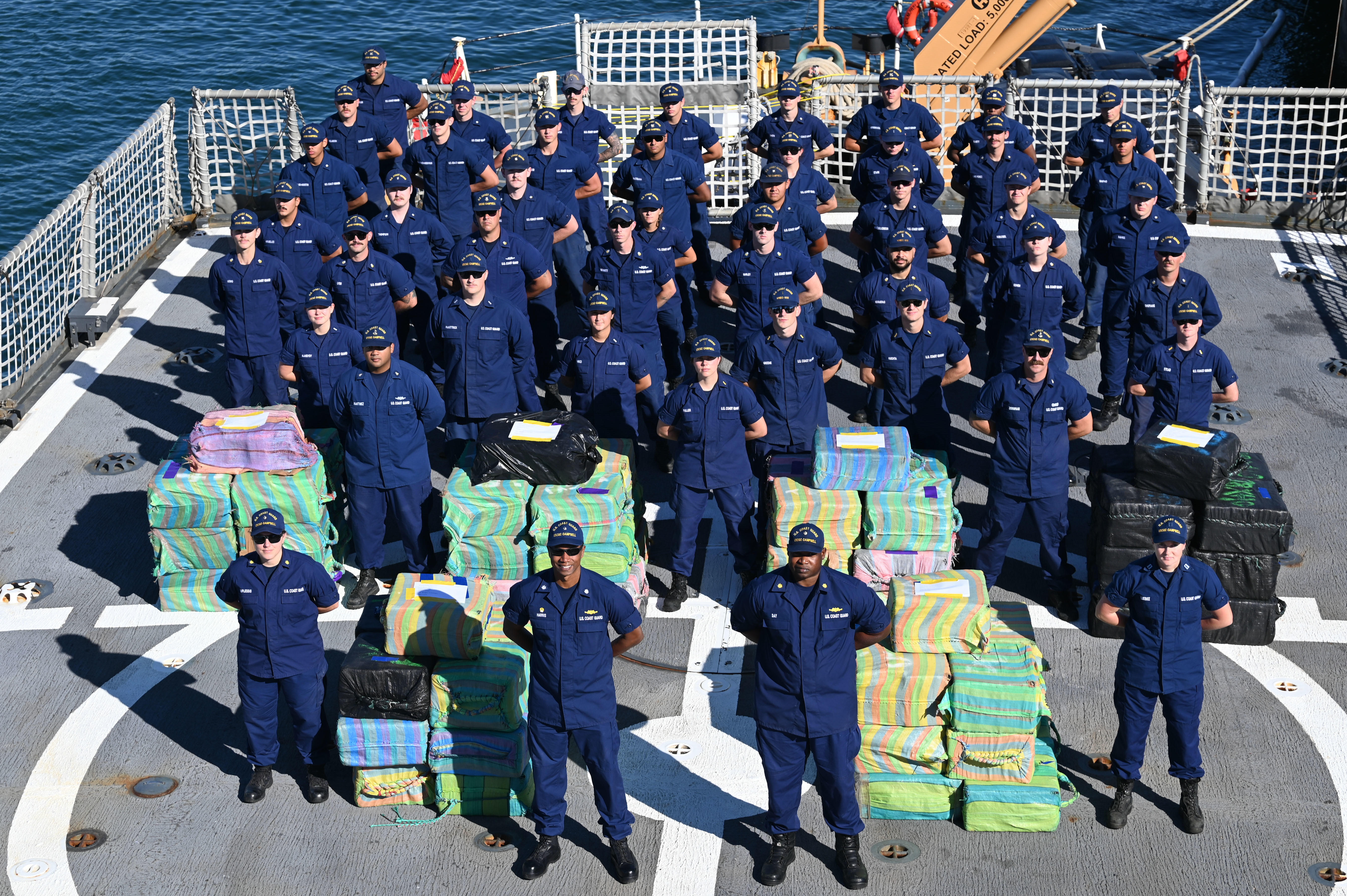 A tripulação do USCGC Campbell downloads aproximadamente US $ 91,3 milhões em cocaína em Ft. Lauderdale