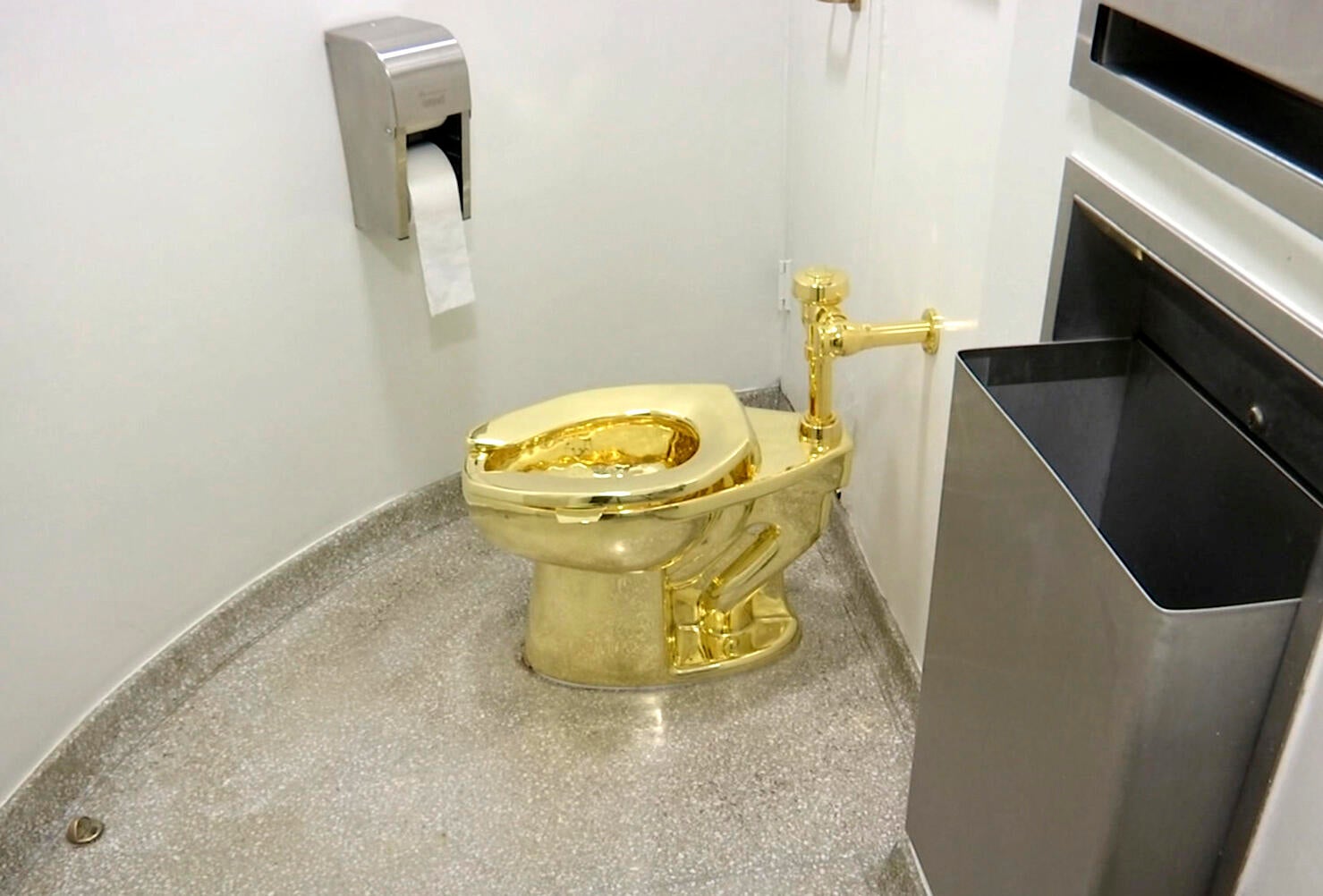 Man who stole 18-carat golden toilet from English palace convicted along with his accomplice