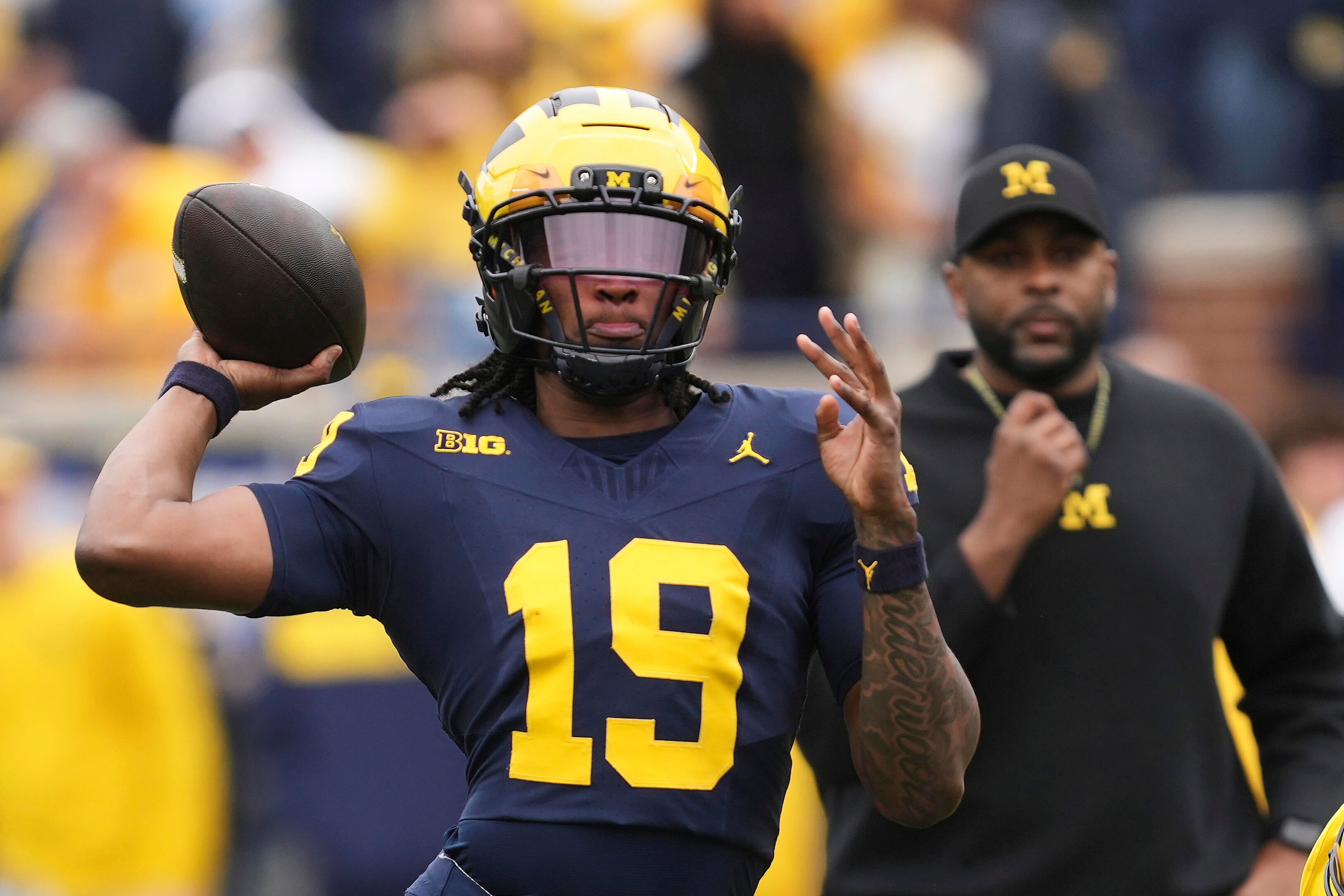 All eyes on top-rated recruit Bryce Underwood at QB for No. 14 Michigan -  CBS Detroit