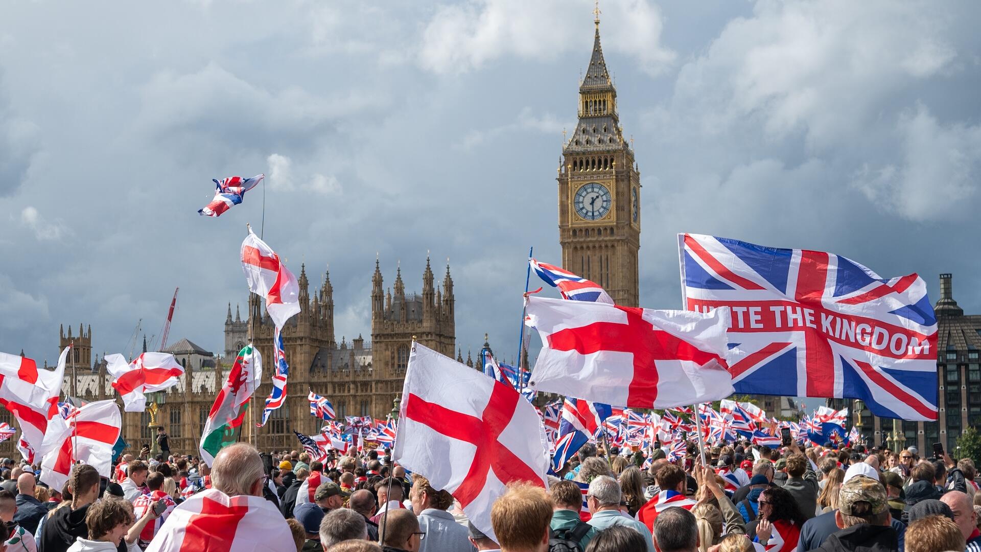 Thousands fill London streets for "Unite the Kingdom" rally organized by  far-right activist Tommy Robinson - CBS News