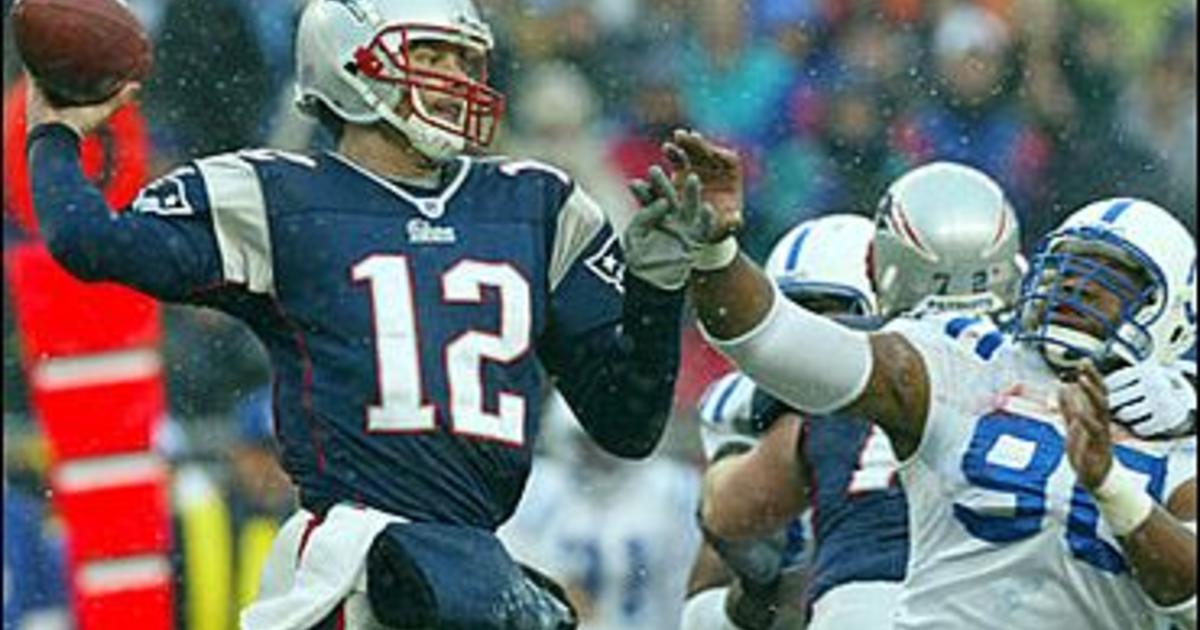 Ray Lewis and Edgerton Hartwell of the Baltimore Ravens tackle