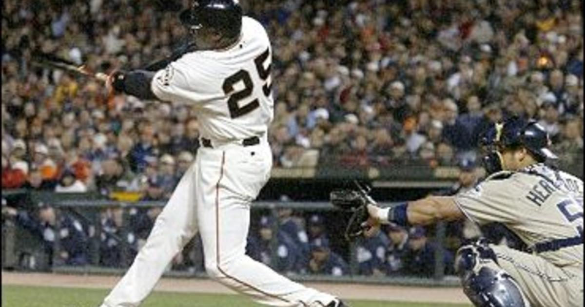 SD@SF: Bonds launches his 700th career homer 