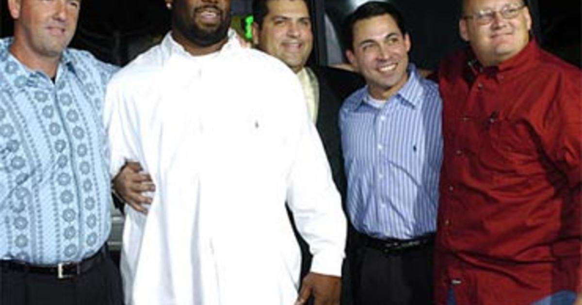 Tennis player Serena Williams, right, and ex-football player Michael Irvin  poses for photographers at the premiere of the film, 'Friday Night Lights',  at Grauman's Chinese Theater in Los Angeles, October 6, 2004. The Universal  film about the 1988 seaso