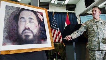 Maj. Gen. William Caldwell pointing to a photo of Abu Musab al-Zarqawi 