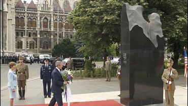 US President George W. Bush lays a wreath at the eternal flame monument 
