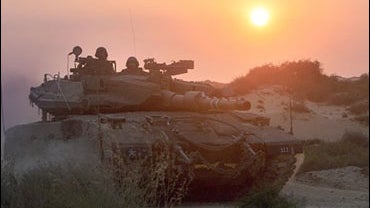 Israeli tank advances towards the northern Gaza Strip 