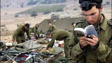 Israeli soldier prays 