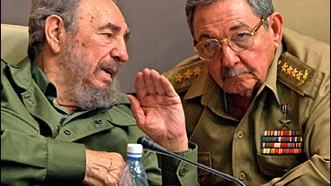 Cuban President Fidel Castro (L) and his younger brother Raul, Minister of the Revoutionary Armed Forces 