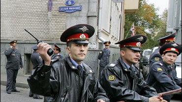Russian policemen patrol in front of the Georgian embassy in Moscow 
