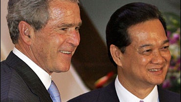 US President George W. Bush (L) and Vietnamese Prime Minister Nguyen Tan Dung 