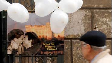 Tom Cruise and Katie Holmes kissing 