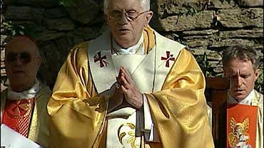 pope gives mass 