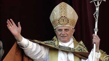 Pope bless the faithful. 