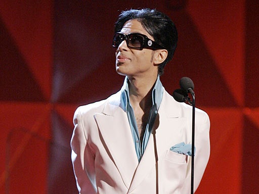 Prince introduces a performance by Beyonce 