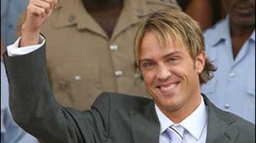 Larry Birkhead smiles and gives a thumb up, after a paternity hearing in a court in Nassau, Tuesday, April 10, 2007. "I told you so" Birkhead said as he emerged from a closed court hearing. "My baby's going to be coming home pretty soon." 