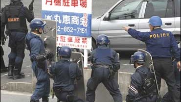 Japan, police shooting, hostages 
