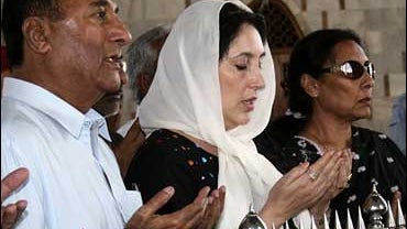 Benazir Bhutto prays 