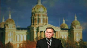 Republican presidential hopeful, Rep. Tom Tancredo, R-Colo., speaks during the Iowa Republican Party's annual Reagan Dinner, Saturday, Oct. 27, 2007, in Des Moines, Iowa. (AP Photo/Charlie Neibergall) 
