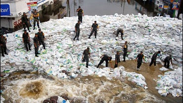 Soldiers build a dam of sand bags at the town of Villahermosa, Mexico, Thursday, Nov. 1, 2007. 