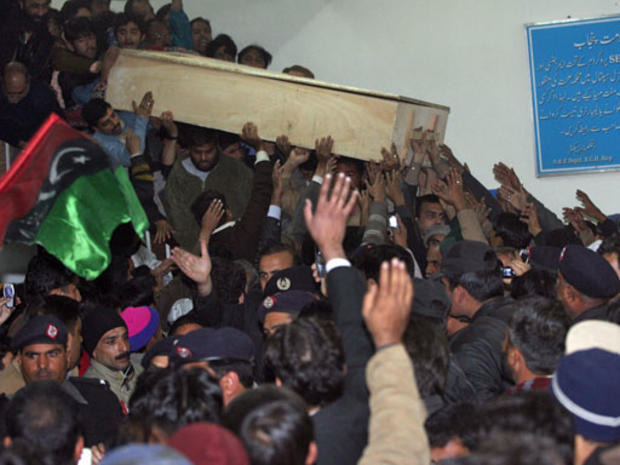 Supporters of Pakistani opposition leader Benazir Bhutto carry her coffin after her body was released from the hospital in Rawalpindi, 27 December 2007. 