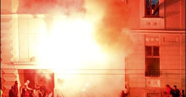 1 Dead In U.S. Embassy Mob Attack - CBS News