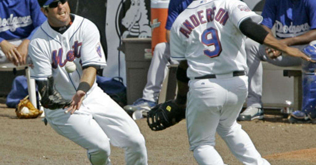 Mike Piazza and Carlos Beltran of the New York Mets are pictured at News  Photo - Getty Images