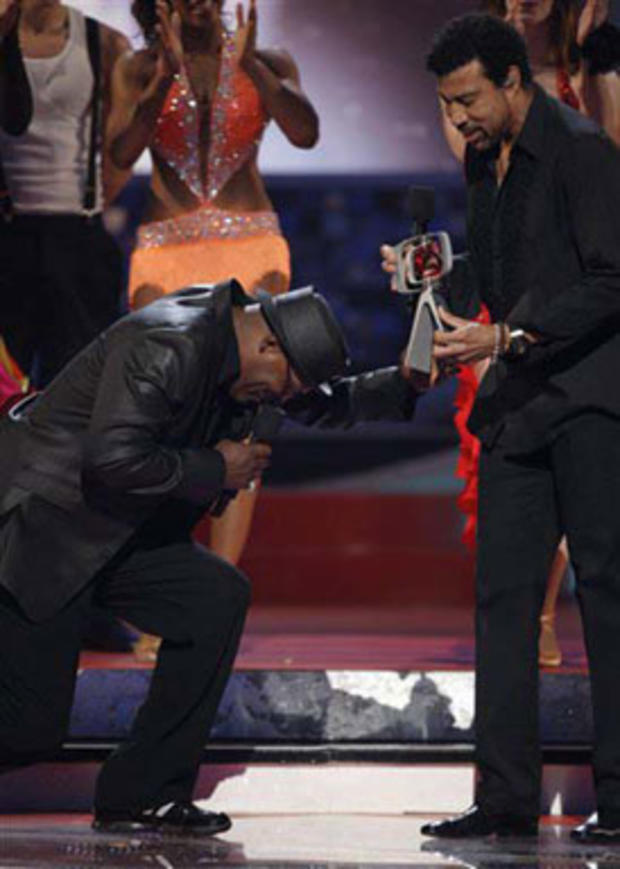 Actor Samuel L. Jackson, left, presents the Icon Award to singer Lionel Richie at the TV Land Awards on Sunday June 8, 2008 in Santa Monica, Calif. 