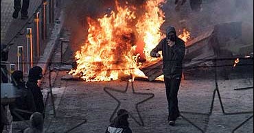 Christmas Shoppers Flee Athens Riots - CBS News