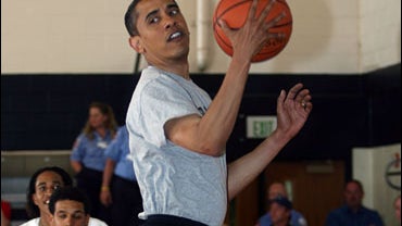  Barack Obama playing basketball 