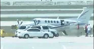 Passenger Lands Plane After Pilot Dies - CBS News