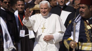 Pope Benedict XVI waves to crowd as he arrives to lead mass outside Church of the Nativity, in Bethlehem 051309 