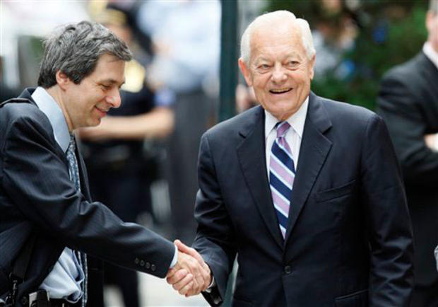 CBS newsman Bob Schieffer, right, shakes hands with CNN's Howard Kurtz as they arrive for Walter Cronkite's funeral at St. Bartholomew's Church on Park Ave. in New York, Thursday, July 23, 2009. Cronkite died last Friday at his Manhattan home at age 92. 