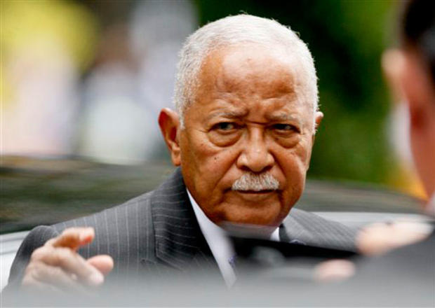 Former New York City Mayor David Dinkins arrives for Walter Cronkite's funeral at St. Bartholomew's Church on Park Ave. in New York, Thursday, July 23, 2009. Cronkite died last Friday at his Manhattan home at age 92. (AP Photo/Kathy Willens) 