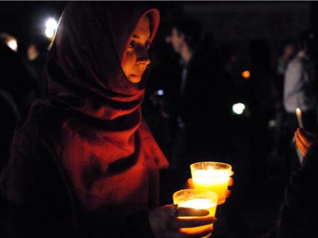 Sophomore Abeer Gulzar join other students during a candlelight vigil held for graduate student Annie Le at Yale University in New Haven, Conn., Monday, Sept. 14. 