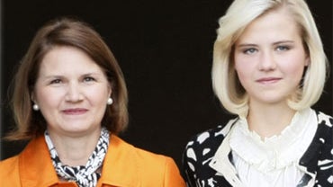 Elizabeth Smart, right, walks out of the federal courthouse with her mother Lois Smart after testifying at a competency hearing for her alleged kidnapper, Brian David Mitchell, Oct. 1 2009, in Salt Lake City. (AP Photo/Colin Braley) 