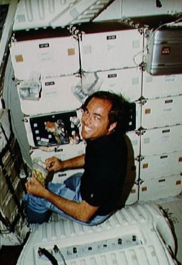 STS1CrippenMeal.jpg 