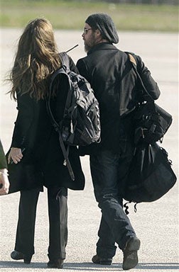 02-jolie-pitt-at-airport_2.jpg 