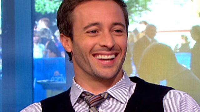 es_0415_alex_oloughlin.jpg 