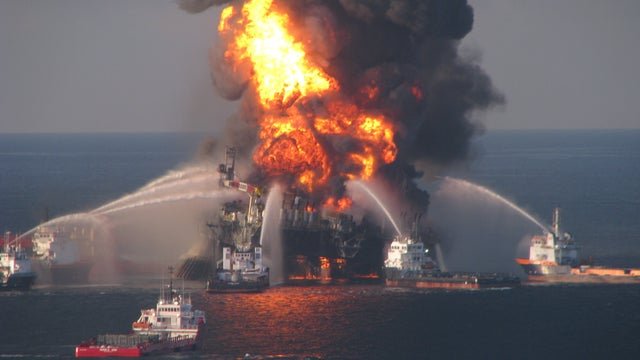 NOAA_rig_on_fire.jpg 