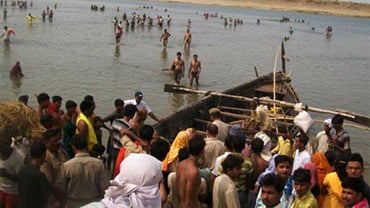 Indian boat capsizes in Ganges river 