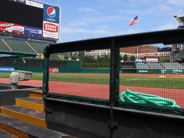 New York Mets coach Dan Warthen can not open the dugout phone to call the  bullpen (GIF)