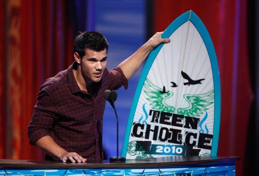 Actor Taylor Lautner accepts the Choice Smile award at the Teen Choice Awards on Sunday, Aug. 8, 2010, in Universal City, Calif.  (AP Photo/Matt Sayles) 