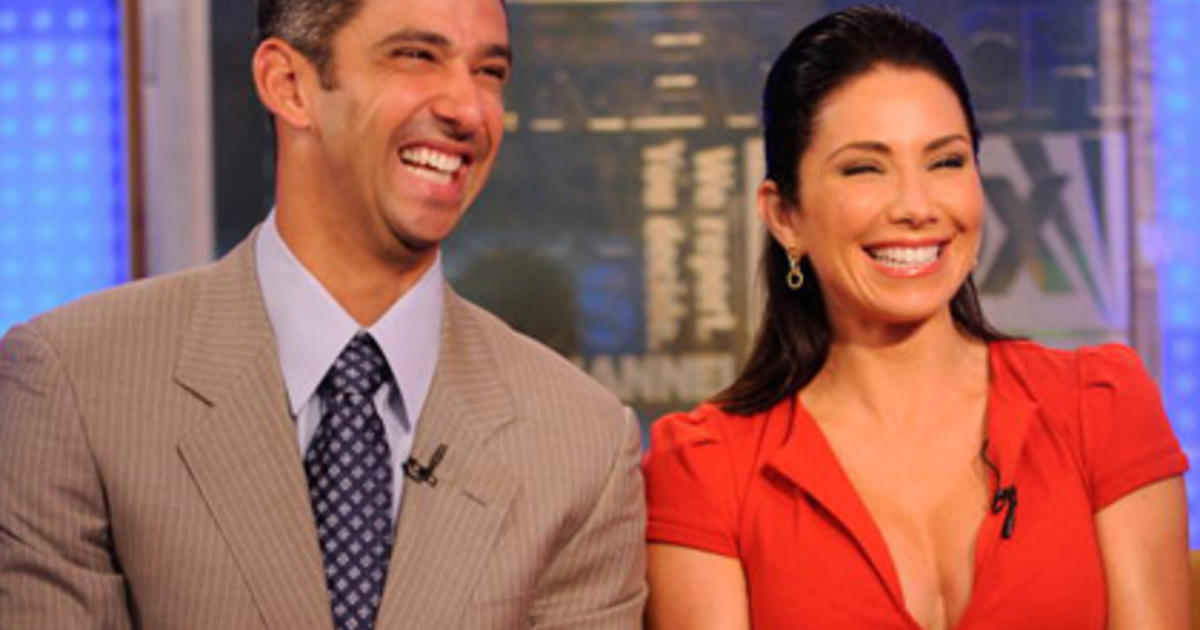 Jorge Posada and wife Laura team up with Modell's to donate