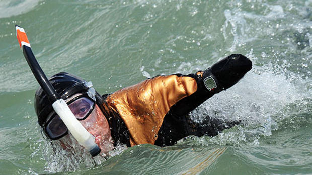 Philippe Croizon: Quadruple Amputee Swims English Channel 