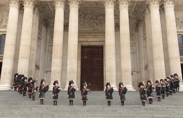 LONDON, ENGLAND - SEPTEMBER 20: Pipers play on the steps after the Alexander McQueen Memorial Service at St Pauls Cathedral on September 20, 2010 in London, England. (Photo by Ian Gavan/Getty Images) 
